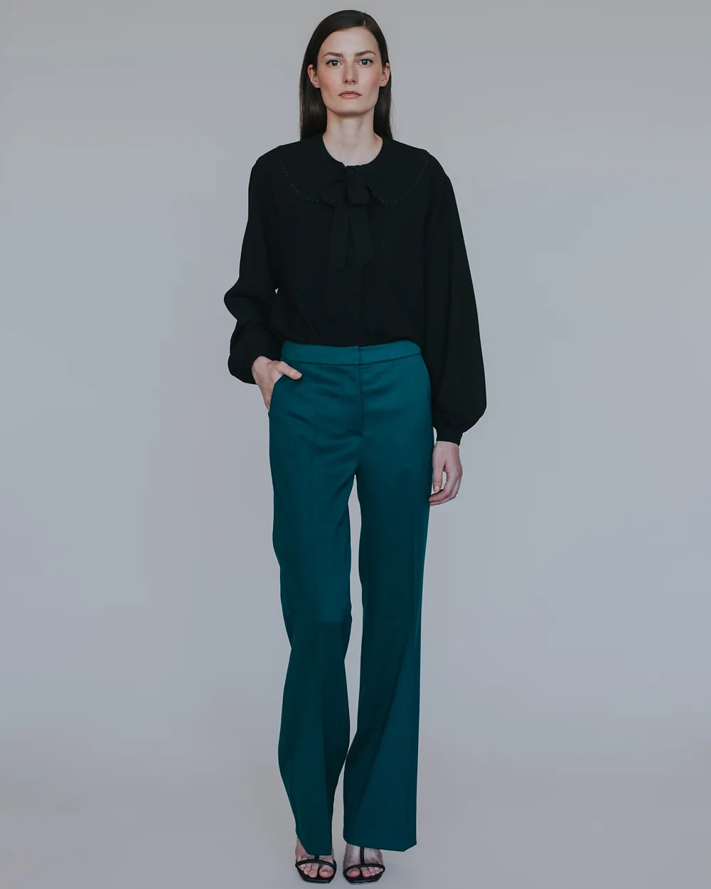 Petrolfarbene Hose mit schwarzer Bluse – Simone Becke AW20