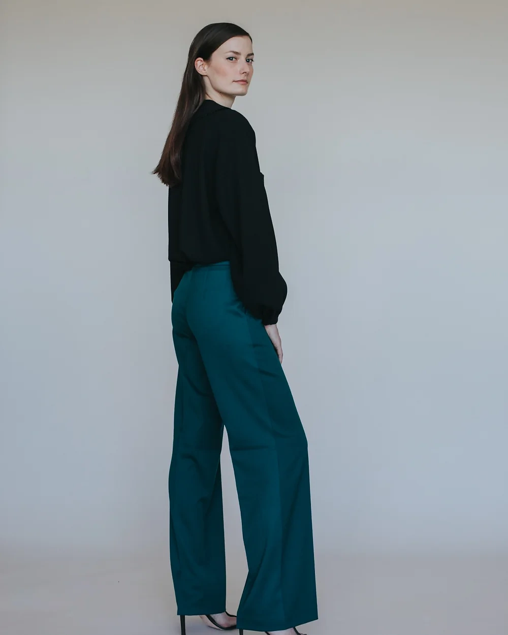 Petrolfarbene Hose mit schwarzer Bluse – Simone Becke AW20