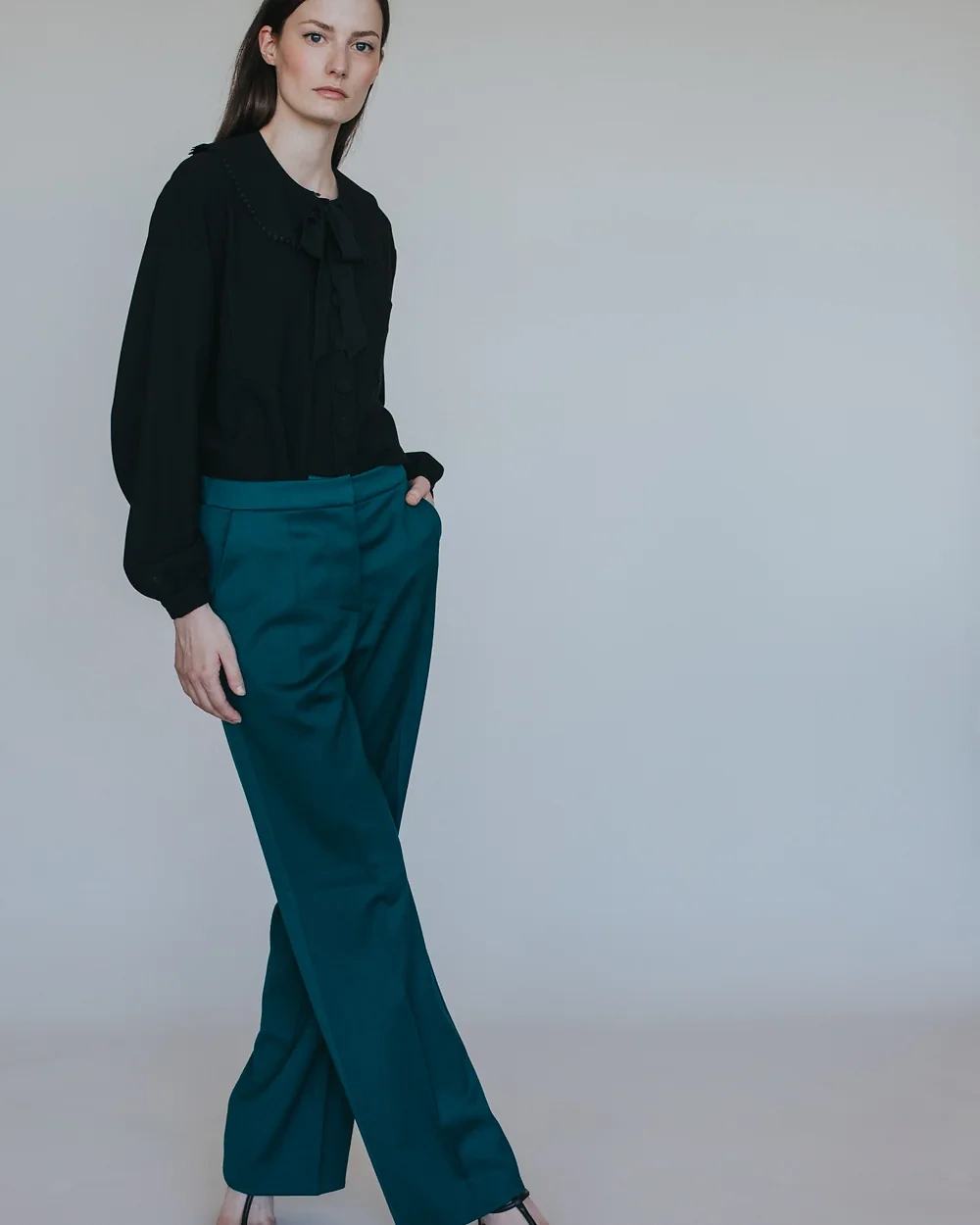 Petrolfarbene Hose mit schwarzer Bluse – Simone Becke AW20