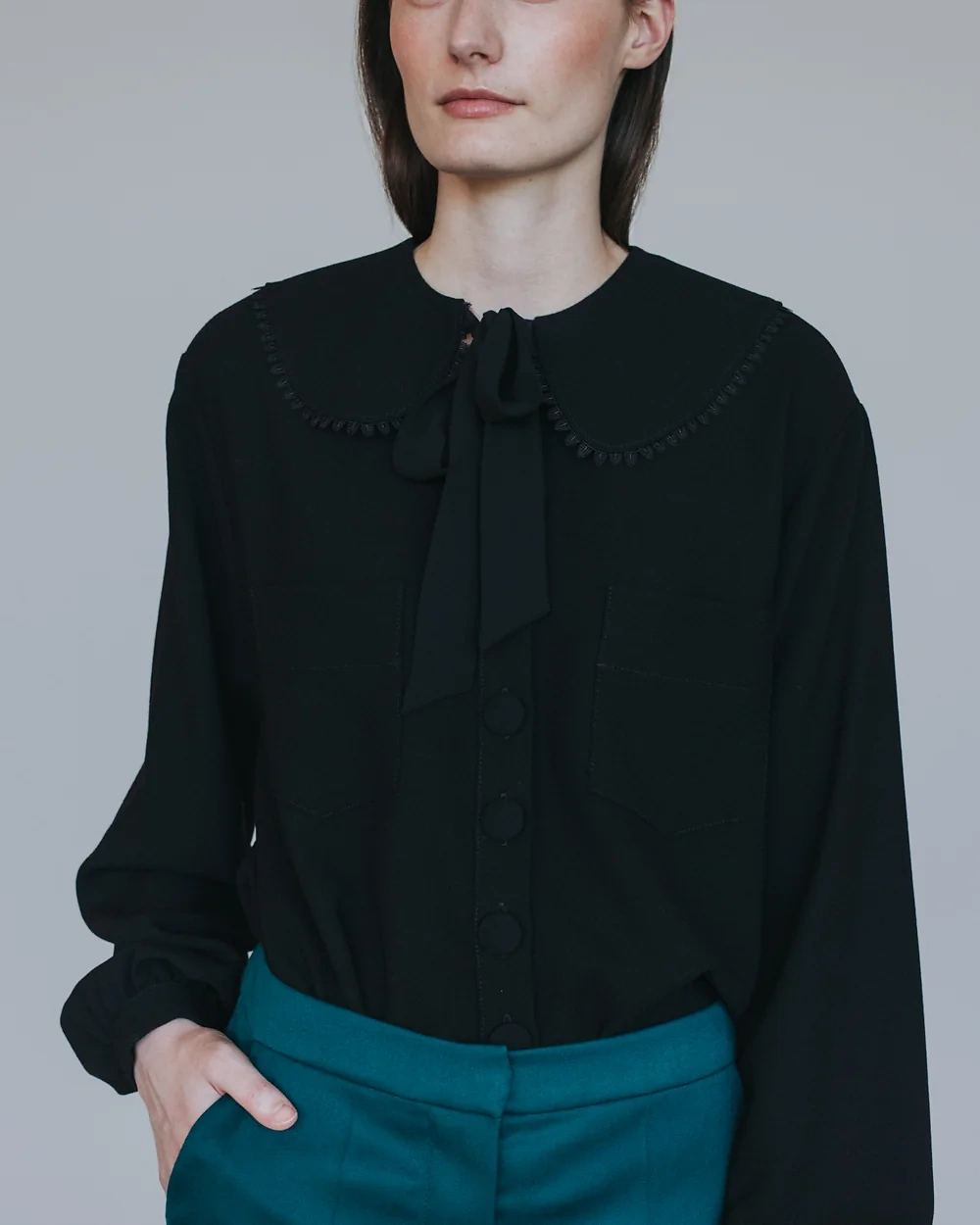 Petrolfarbene Hose mit schwarzer Bluse – Simone Becke AW20