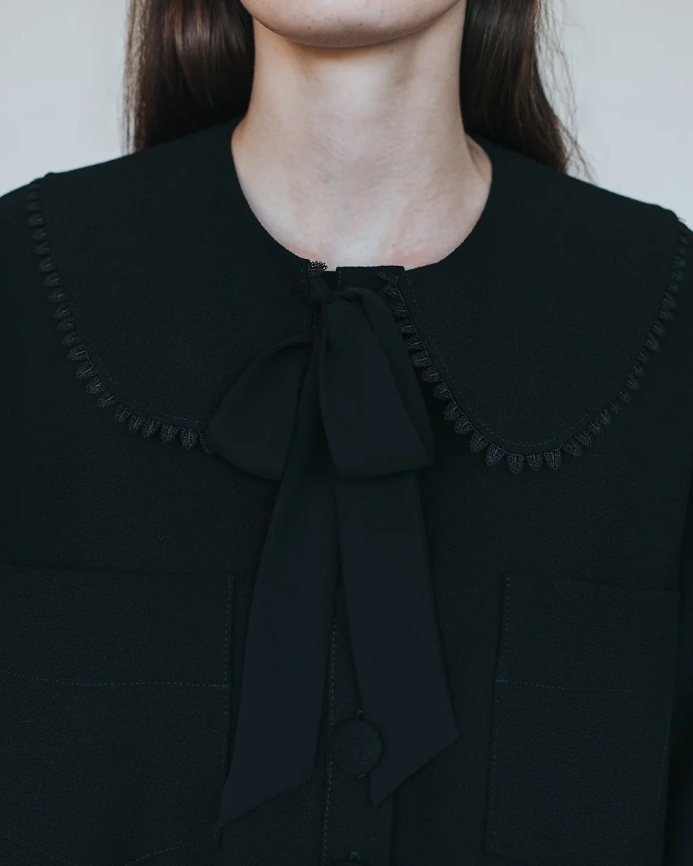 Petrolfarbene Hose mit schwarzer Bluse – Simone Becke AW20