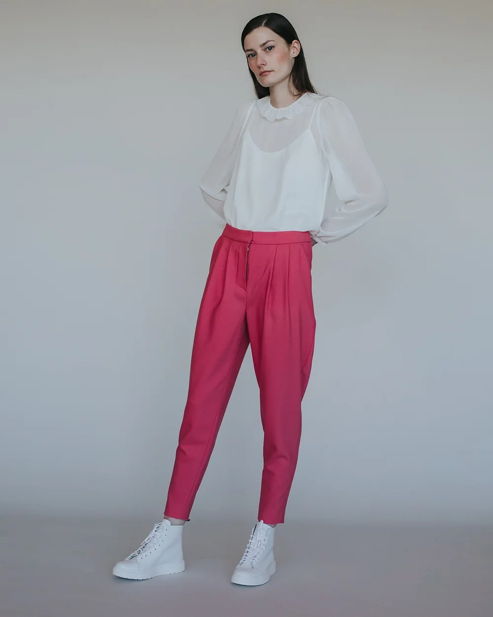 Pinke Hose mit weißer Bluse – Simone Becke AW20