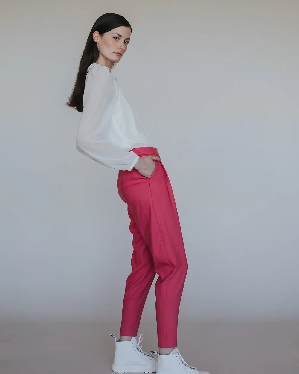 Pinke Hose mit weißer Bluse – Simone Becke AW20