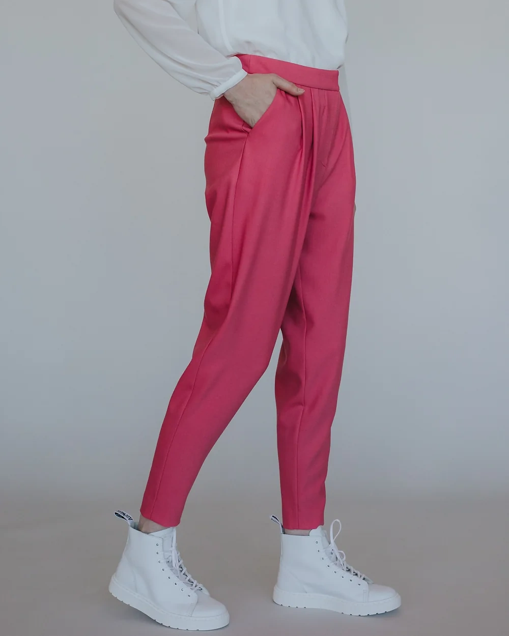 Pinke Hose mit weißer Bluse – Simone Becke AW20
