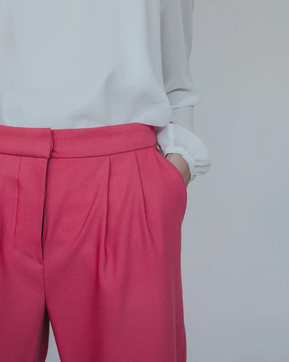 Pinke Hose mit weißer Bluse – Simone Becke AW20