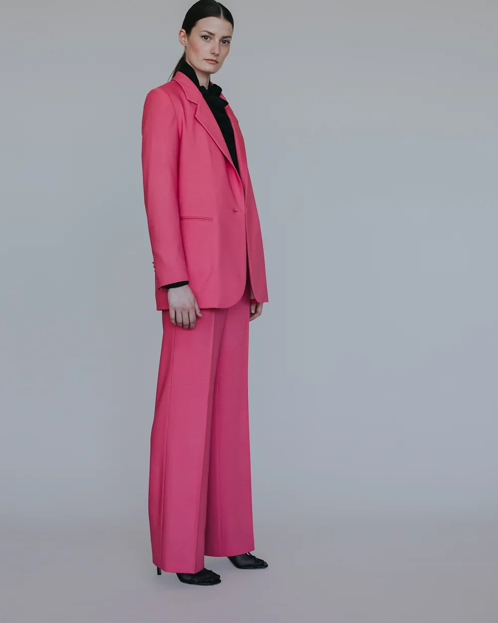Pinker Anzug mit schwarzer Bluse – Simone Becke AW20