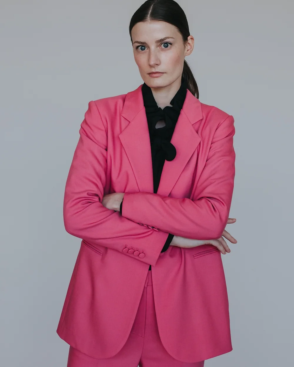 Pinker Anzug mit schwarzer Bluse – Simone Becke AW20