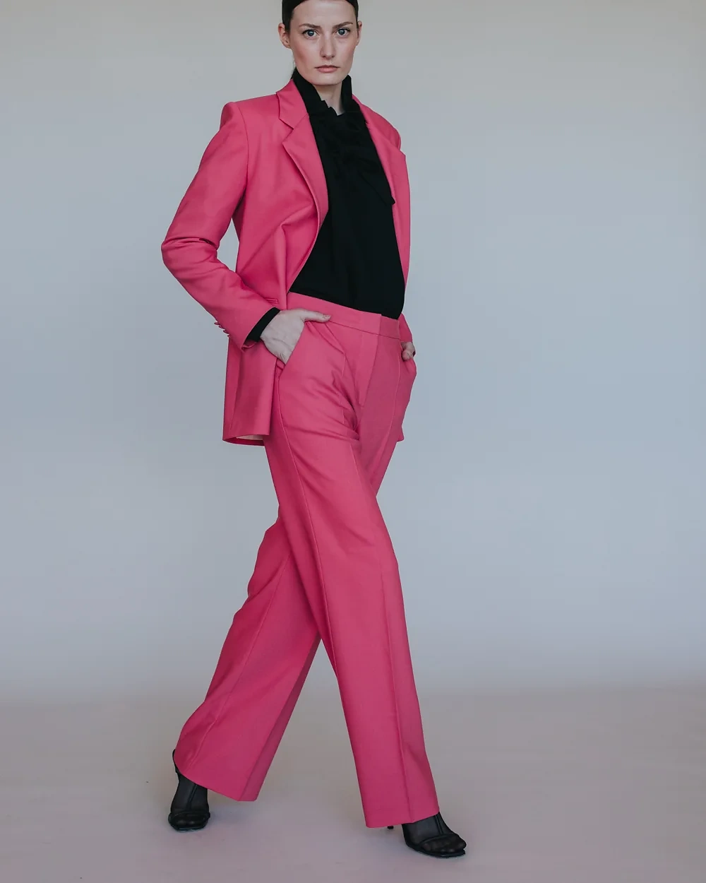 Pinker Anzug mit schwarzer Bluse – Simone Becke AW20