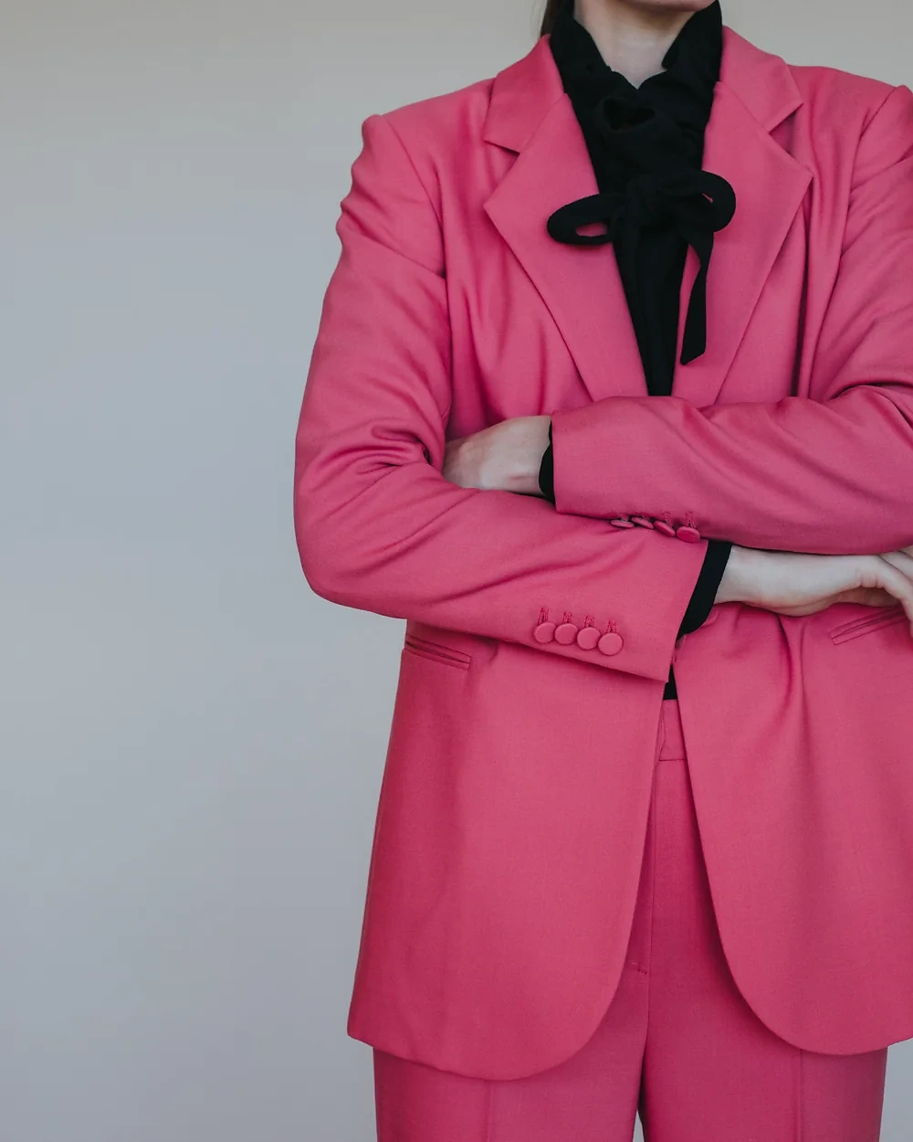 Pinker Anzug mit schwarzer Bluse – Simone Becke AW20