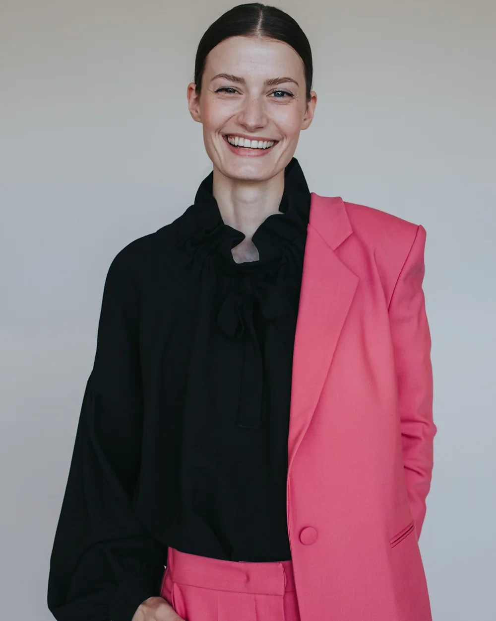 Pinker Anzug mit schwarzer Bluse – Simone Becke AW20