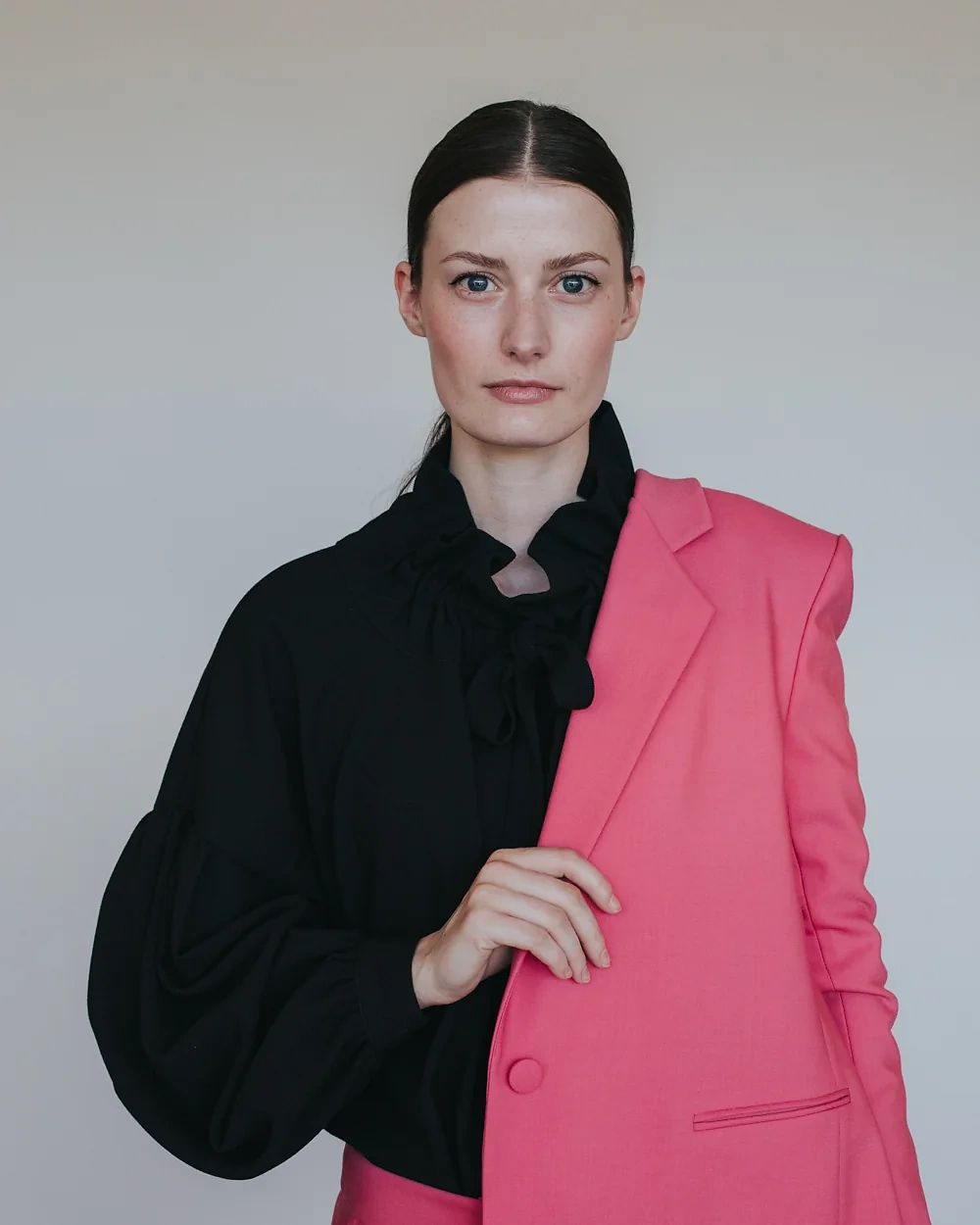Pinker Anzug mit schwarzer Bluse – Simone Becke AW20