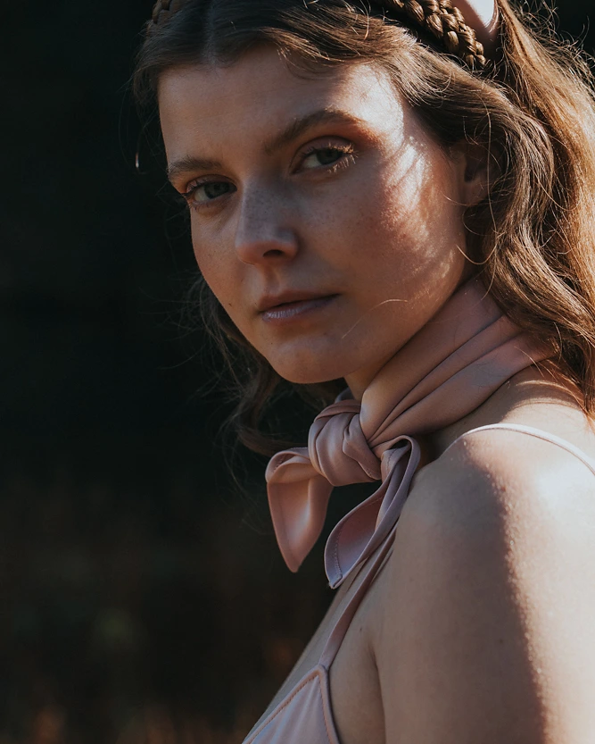 Rosa Haarreifen aus der SS20 Kollektion – Simone Becke