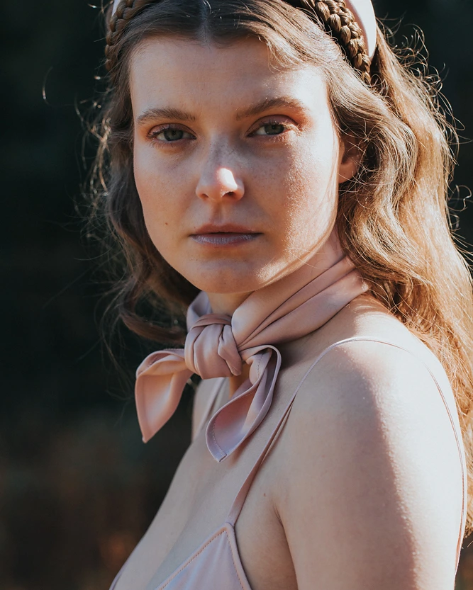 Rosa Haarreifen aus der SS20 Kollektion – Simone Becke
