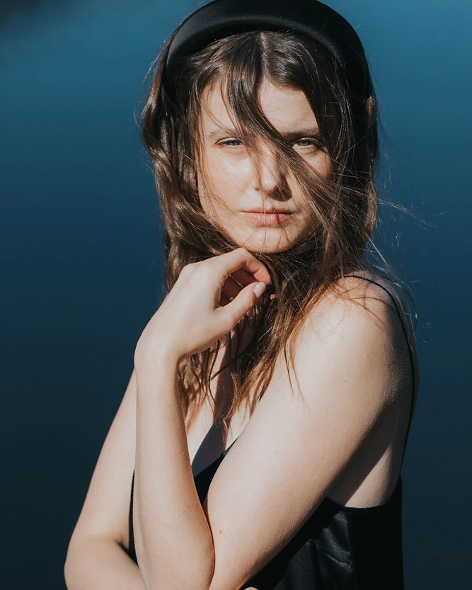 Schwarzer Haarreifen aus der SS20 Kollektion – Simone Becke
