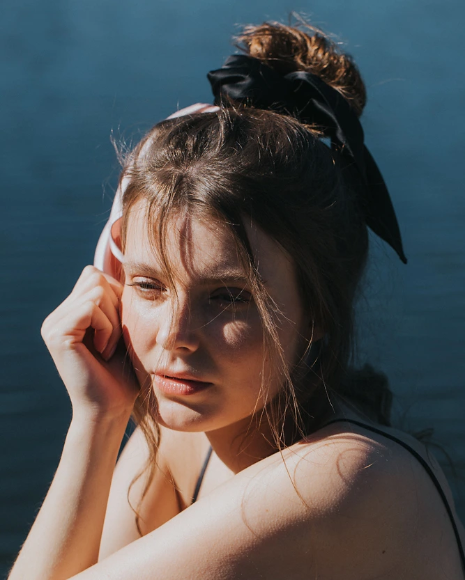 Schwarzer Haarreifen aus der SS20 Kollektion – Simone Becke