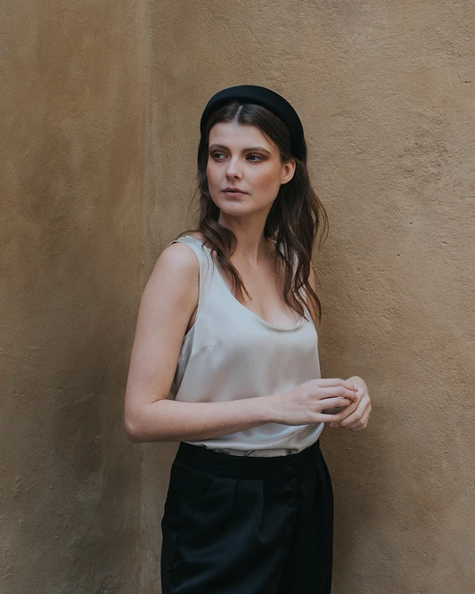 Schwarzer Haarreifen aus der SS20 Kollektion – Simone Becke