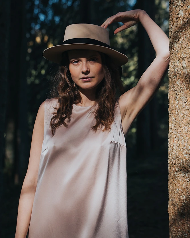 Beiger Hut aus der SS20 Kollektion – Simone Becke