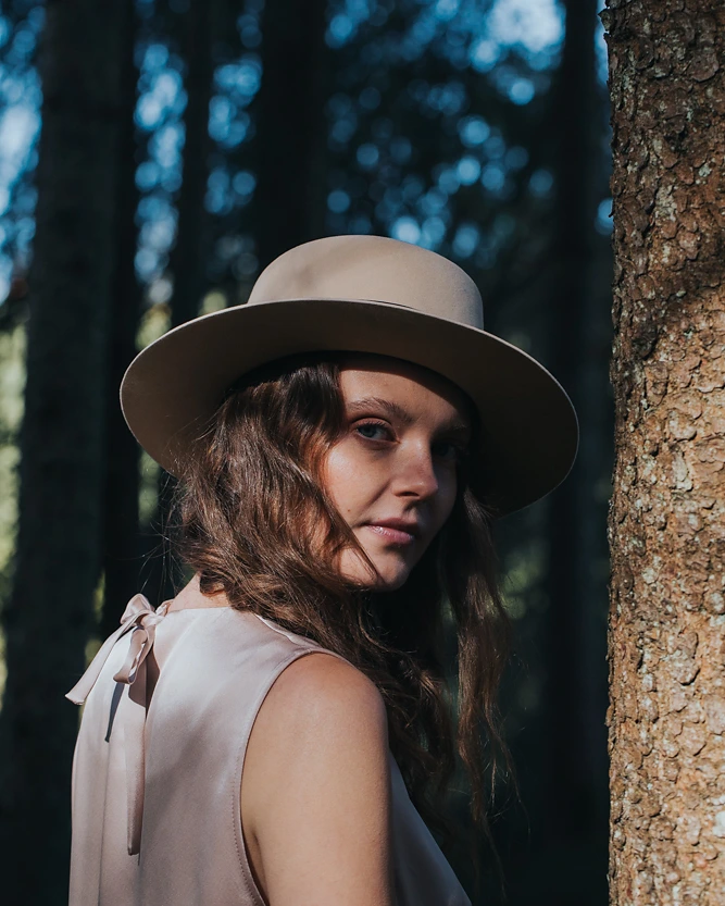 Beiger Hut aus der SS20 Kollektion – Simone Becke
