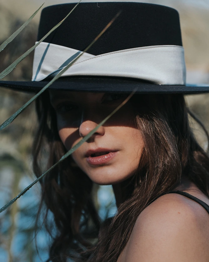 Schwarz-weißer Hut aus der SS20 Kollektion – Simone Becke