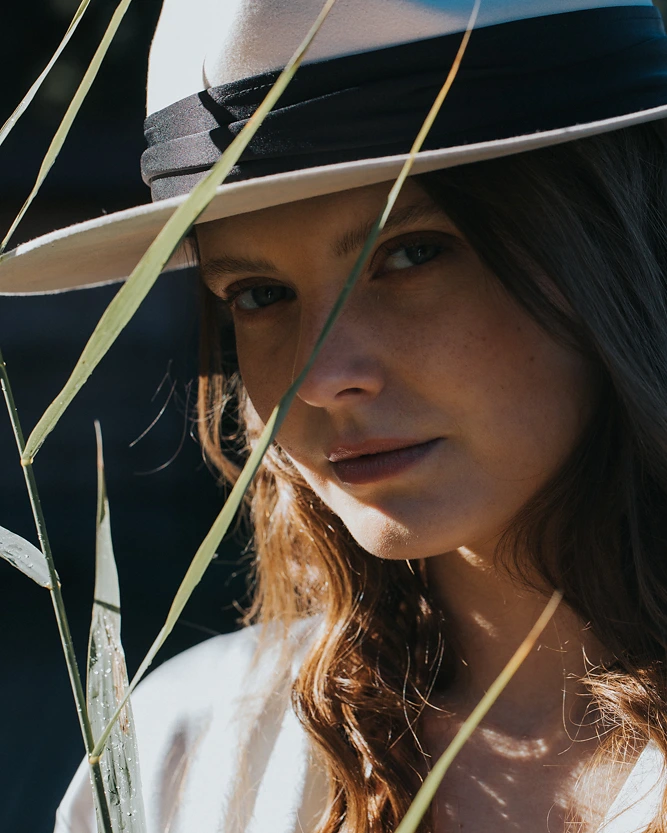 Schwarz-weißer Hut aus der SS20 Kollektion – Simone Becke