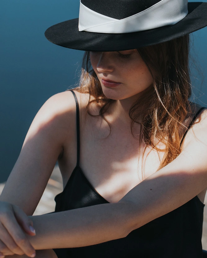 Schwarz-weißer Hut aus der SS20 Kollektion – Simone Becke