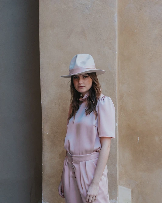 Weiß-rosa Hut aus der SS20 Kollektion – Simone Becke