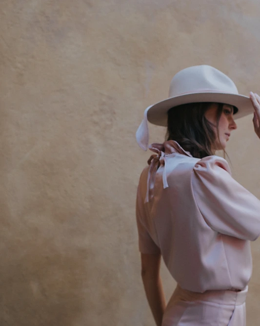Weiß-rosa Hut aus der SS20 Kollektion – Simone Becke