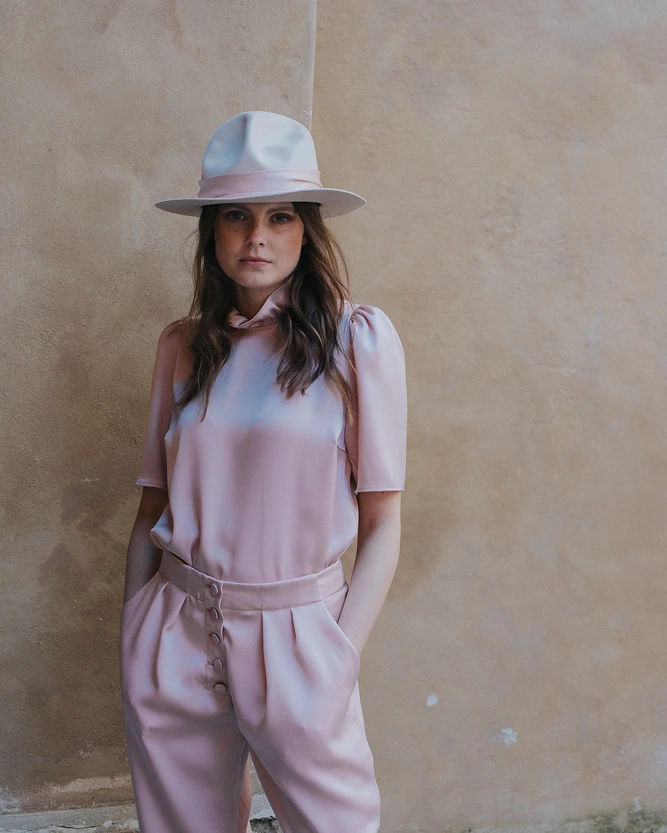Weiß-rosa Hut aus der SS20 Kollektion – Simone Becke