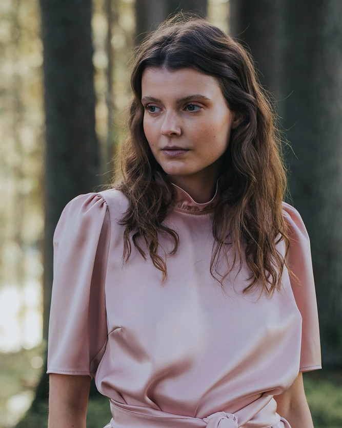 Rosa Gürtelbluse aus der SS20 Kollektion – Simone Becke