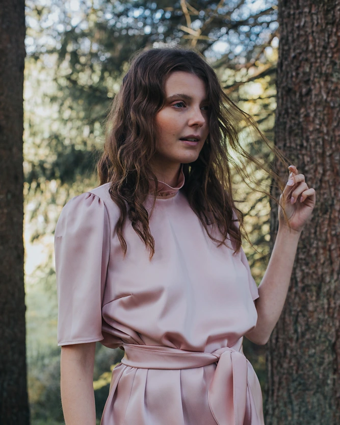 Rosa Gürtelbluse aus der SS20 Kollektion – Simone Becke