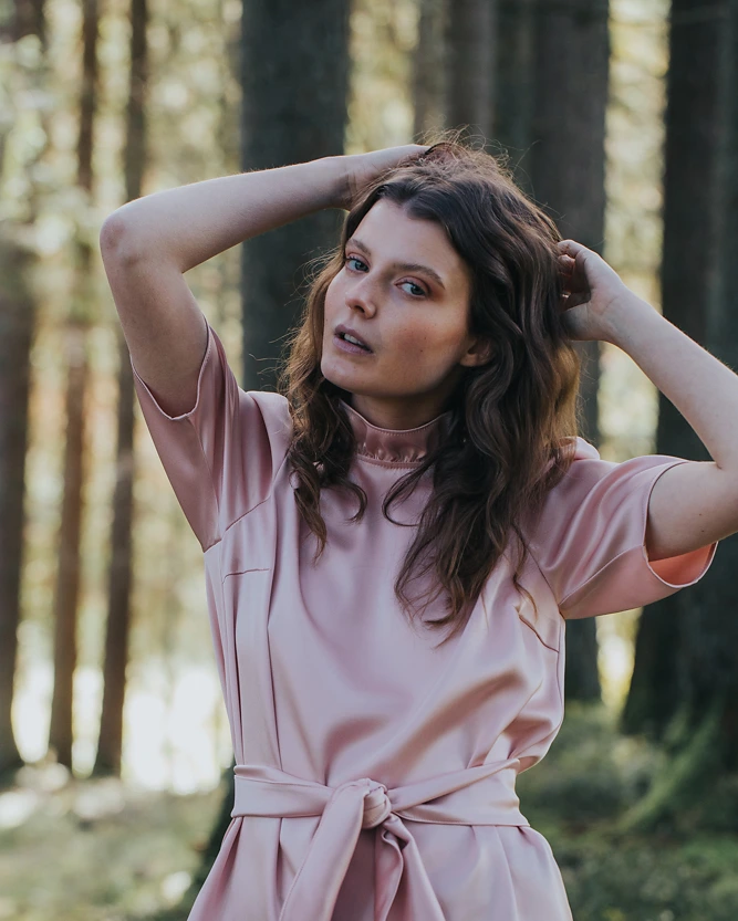 Rosa Gürtelbluse aus der SS20 Kollektion – Simone Becke