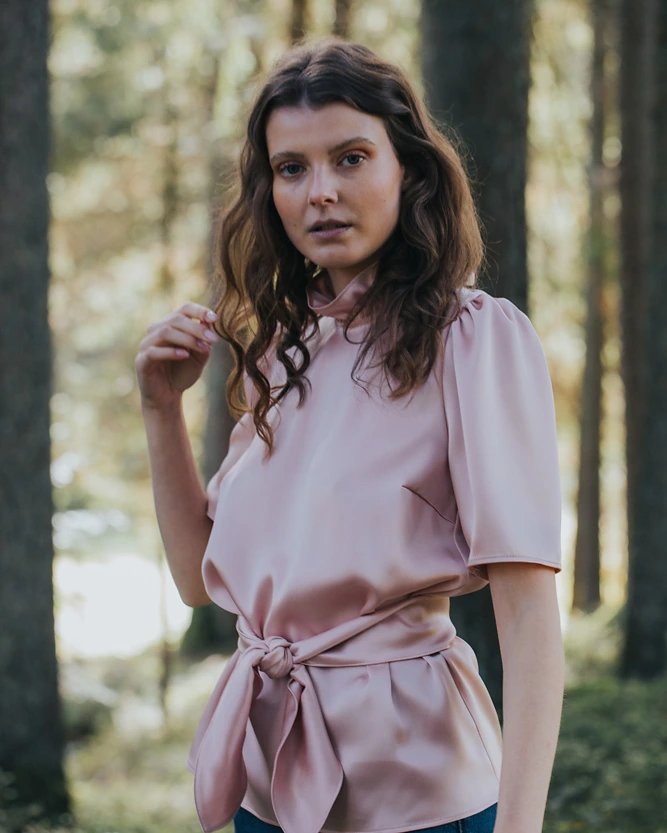 Rosa Gürtelbluse aus der SS20 Kollektion – Simone Becke