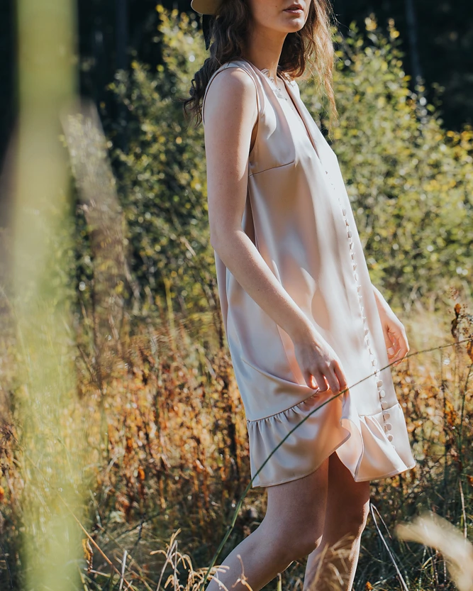 Rosa Knopfkleid aus der SS20 Kollektion – Simone Becke