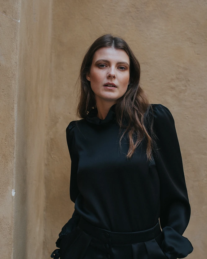 Schwarze Bluse aus der SS20 Kollektion – Simone Becke