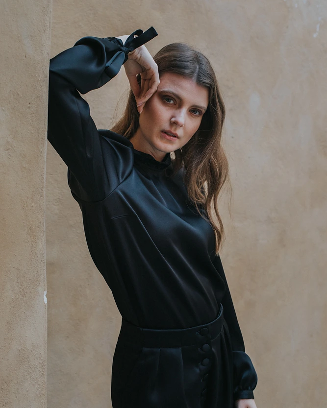 Schwarze Bluse aus der SS20 Kollektion – Simone Becke