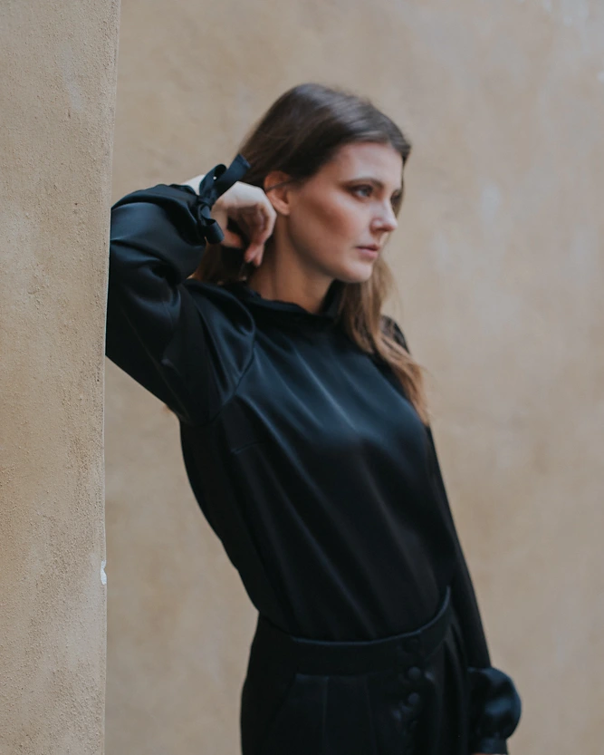 Schwarze Bluse aus der SS20 Kollektion – Simone Becke