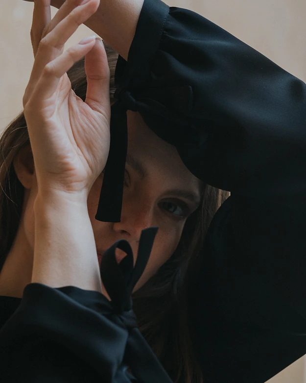 Schwarze Bluse aus der SS20 Kollektion – Simone Becke