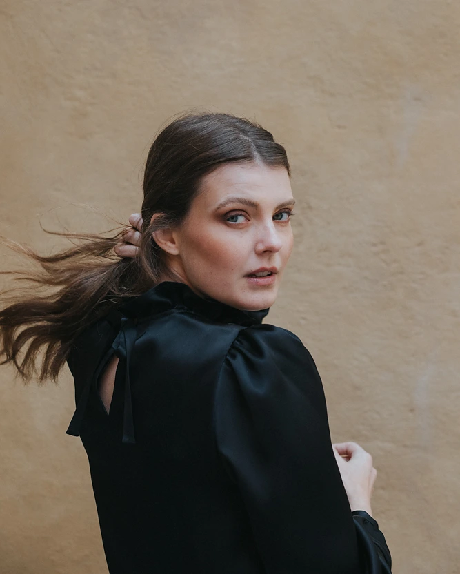 Schwarze Bluse aus der SS20 Kollektion – Simone Becke