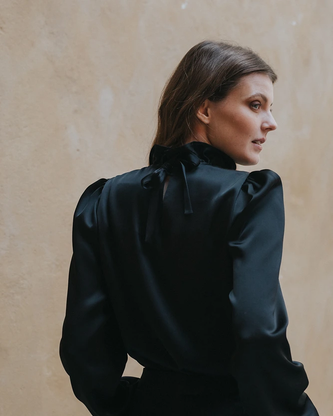 Schwarze Bluse aus der SS20 Kollektion – Simone Becke