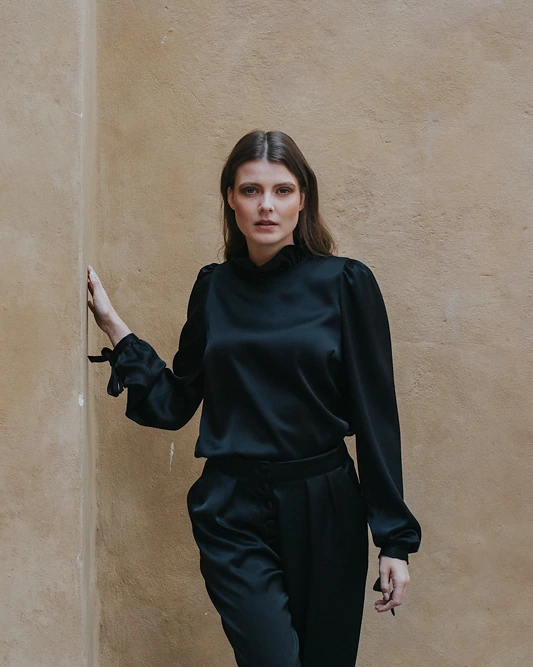 Schwarze Hose aus der SS20 Kollektion – Simone Becke