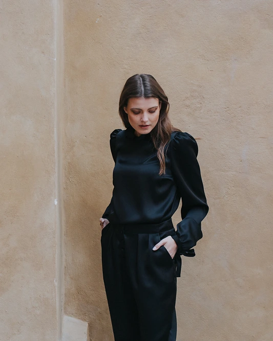 Schwarze Hose aus der SS20 Kollektion – Simone Becke