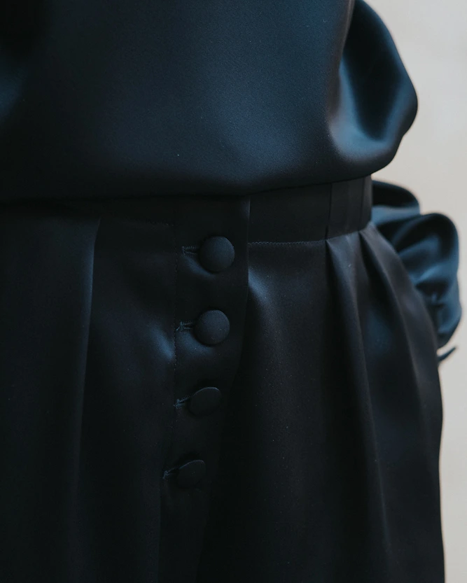 Schwarze Hose aus der SS20 Kollektion – Simone Becke