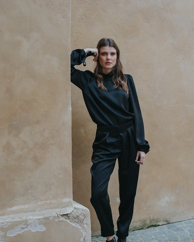 Schwarze Hose aus der SS20 Kollektion – Simone Becke