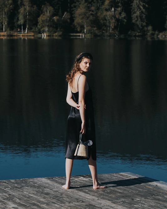 Schwarzes Slipkleid aus der SS20 Kollektion – Simone Becke