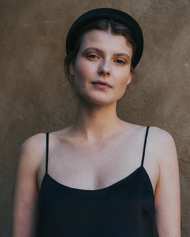 Schwarzes Top aus der SS20 Kollektion – Simone Becke