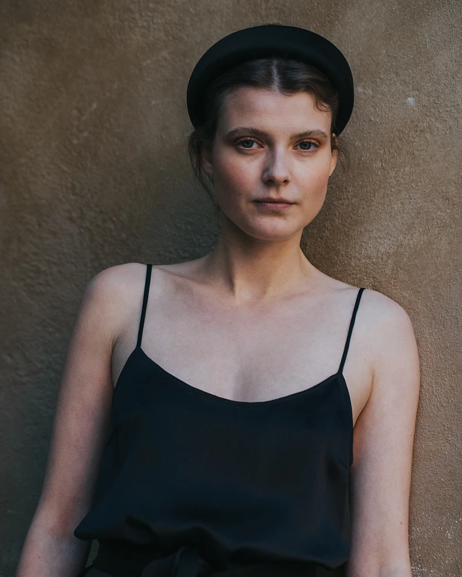 Schwarzes Top aus der SS20 Kollektion – Simone Becke