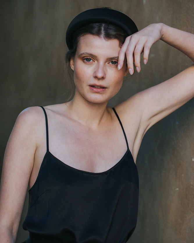 Schwarzes Top aus der SS20 Kollektion – Simone Becke