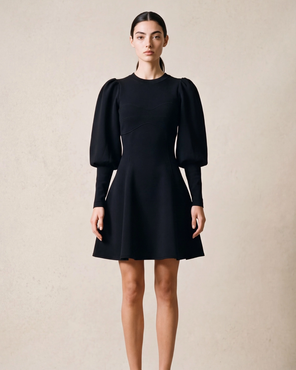 Schwarzes Kleid mit Goldfäden